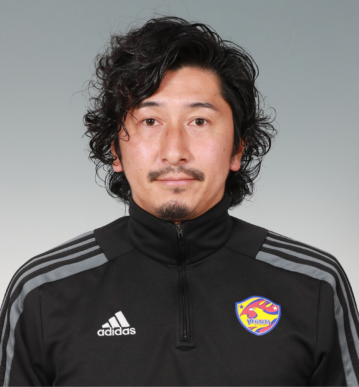 スタッフ顔写真を紹介