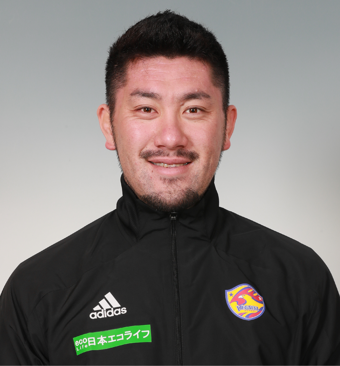 トレーナー 新山 圭祐の写真を紹介